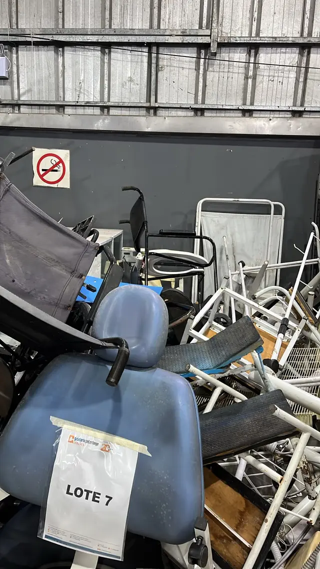LOTE 07: SUCATA DE MÓVEIS E MATERIAL HOSPITALAR