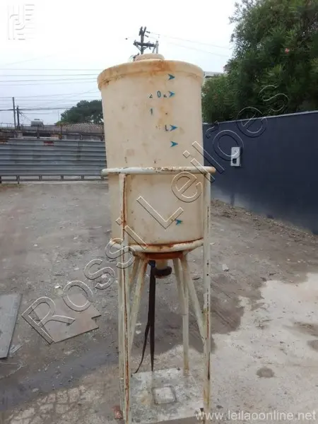 tanque de PVC com pé