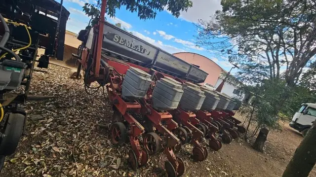 PLANTADEIRA / SEMEADORA - ADUBADORA MARCA SEMEATO