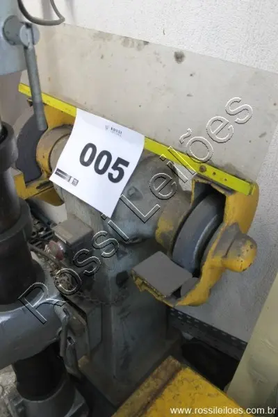 1 ESMERIL DE COLUNA E 1 ESMERIL DE BANCADA NO ESTADO EM QUE SE ENCONTRA