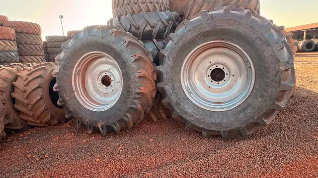 CASAL DE PNEU MONTADO DIANTEIRO E TRASEIRO DE BH180 - 710/70R-38 E 600/60-30.5