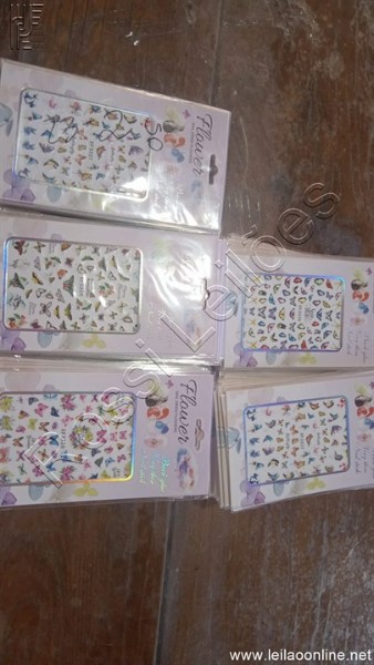 Contém aprox 250 cartelas de adesivos para unha
