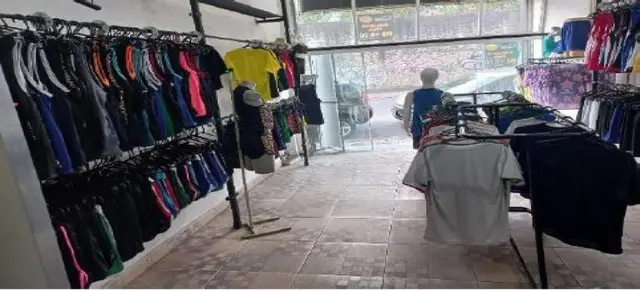 700 peças de abadás (tamanho, modelos e cores variados)
