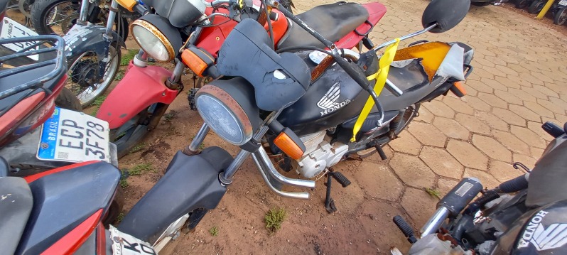 SUCATA APROVEITÁVEL COM MOTOR INSERVÍVEL