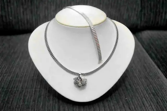 Um COLAR e uma pulseira, pesando 69,30 gramas, em ouro branco 18 k, com trinta BRILHANTES, um BRILHANTE 45 pts