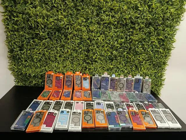 LOTE COM 65 CAPAS DE IPHONE
