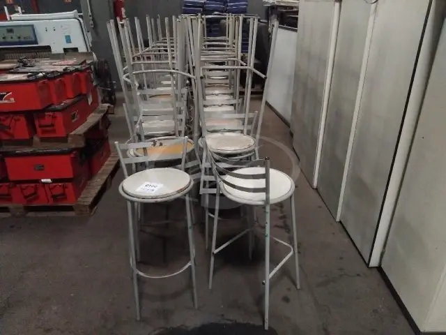 APROXIMADAMENTE 30 BANQUETAS ALTAS COM ENCOSTO