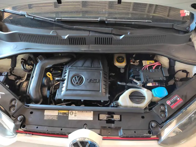 VW UP CROSS MC / ANO FAB/MOD: 2015/2016
