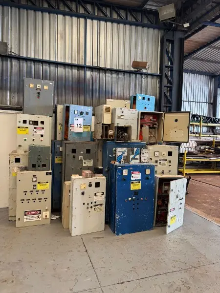 LOTE C/ APROX. 36 PEÇAS DE PAINÉIS E QUADROS ELÉTRICOS INDUSTRIAIS C/ COMPONENTES DIVERSOS