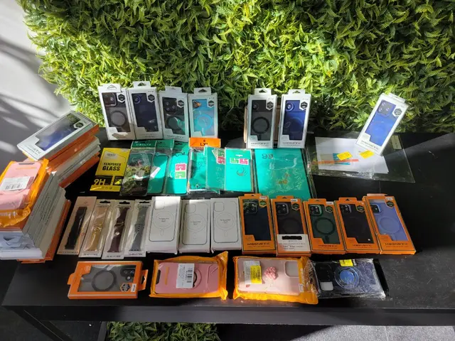 LOTE COM DIVERSAS CAPAS DE IPHONE E PELICULAS DIVERSAS E PULSEIRAS DE SMARTWATCH