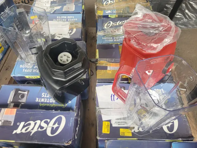 10 UN LIQUIDIFICADOR OSTER FULL OLIQ610 1400W 15 VELOCIDADES, SENDO 6 UN 127V E 4 UN 220V