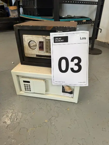 LOTE C/ 2 COFRES DE SEGURANÇA ELETRÔNICOS C/ TECLADO DIGITAL