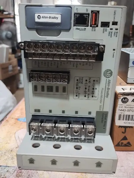 Lote com: 01 peça Allen Bradley Power monitor CAT 1426-M5E e 01 peças Allen Bradley XM-220