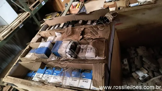 Aprox. 420 Un. de disjuntores e 250 un. de blocos de terminais
