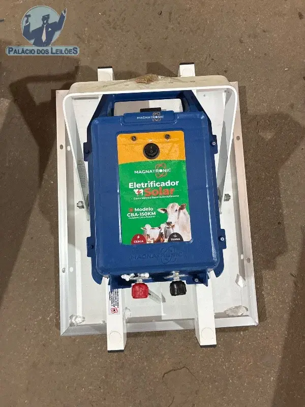 01 eletrificador solar para cerca rural Magnatronic CBA 150KM, com suporte metálico.