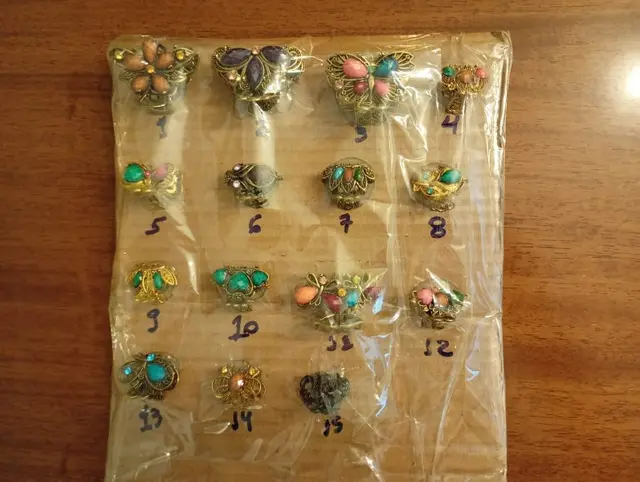 LOTE COMPOSTO POR 100 DUZIAS DE PRESILHAS DE METAL, VARIOS TAMANHOS / CORES E MODELOS - MISTO