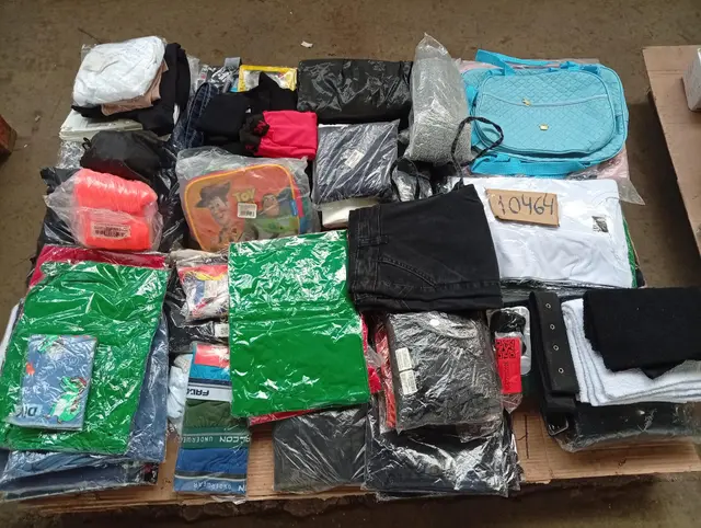 DIVERSAS ROUPAS DE DIVERSAS MARCAS E MODELOS - PODENDO CONTER ROUPA DE CAMA, CAMISAS, CALÇAS, SHORTS, MOCHILAS, CUECAS, MEIAS, CALCINHAS ENTRE OUTROS ITENS - NO ESTADO QUE SE ENCONTRA