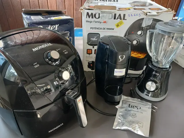 MÁQUINA DE CAFÉ ESPRESSO 1250W 220V - AIR FRYER MONDIAL MEGA FAMILY 1900W 220V - VENTILADOR PHILCO MEGA TURBO COLUNA 40 PH 220V - LIQUIDIFICADOR OSTER 750W 127V