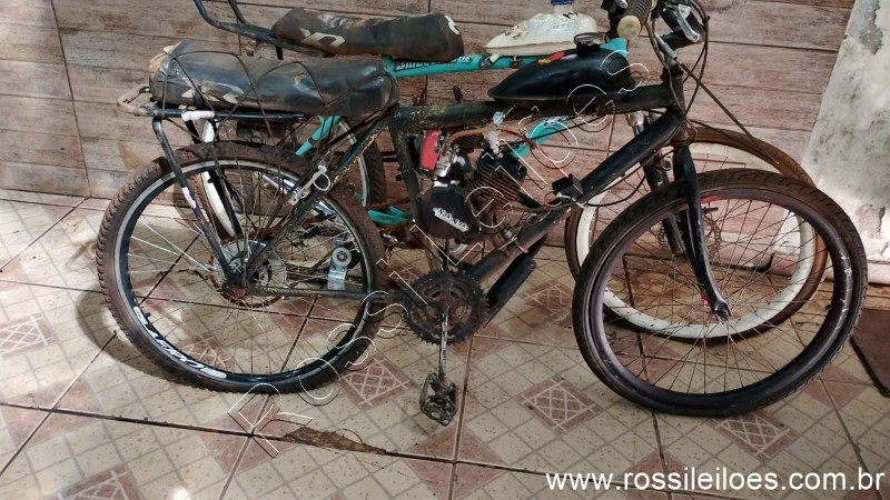 Lote contendo 02 bicicletas c/ motores a gasolina. (B-22)