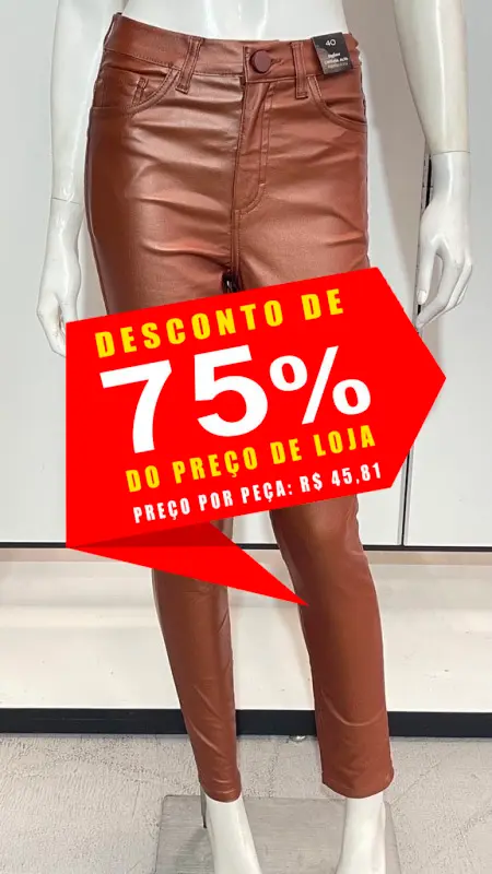 Lote composto por aproximadamente 47 peças de roupas diversas.