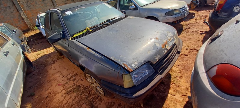 SUCATA APROVEITÁVEL COM MOTOR INSERVÍVEL