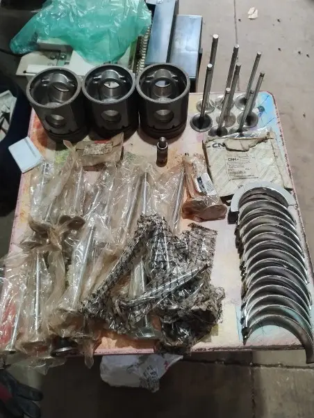 Lote de peças de motor: 01 bronzina mancal - 03 pistão - 01 kit anel - 01 tucho - 35 válvulas cabeço…