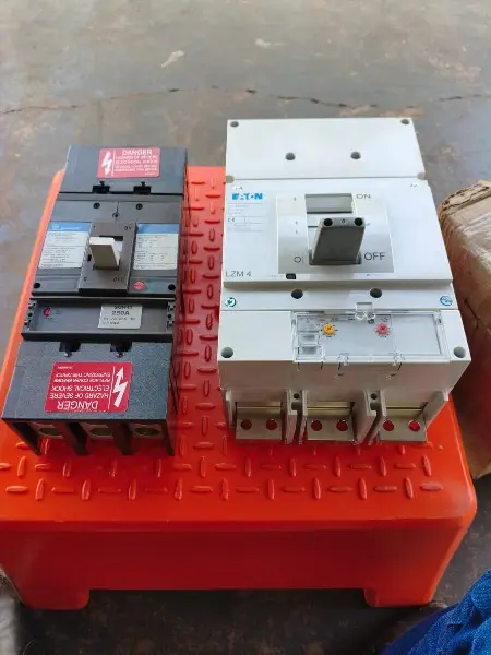 Lote com: 01 disjuntor caixa moldada GE sgha436t0250c e 01 disjuntor caixa moldada EATON 800 amperes