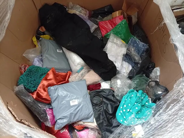 DIVERSAS ROUPAS DE DIVERSAS MARCAS E MODELOS - PODENDO CONTER ROUPA DE CAMA, CAMISAS, CALÇAS, SHORTS, MOCHILAS, CUECAS, MEIAS, CALCINHAS ENTRE OUTROS ITENS - NO ESTADO QUE SE ENCONTRA