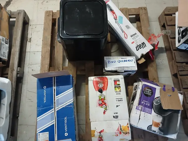 FERRO DE PASSAR A SECO BLACK+DECKER VFA1110XM6 127V - LIQUIDIFICADOR MONDIAL EASY POWER L-550-B 550W 1,5L 127V. NO ESTADO EM QUE SE ENCONTRAM.