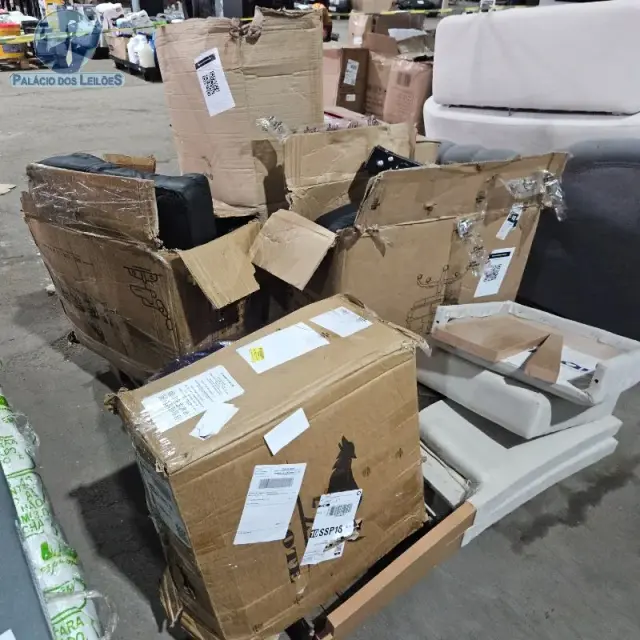 08 produtos de mobiliário e acessórios, sendo eles