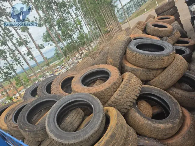 LOTE COMPOSTO POR APROXIMADAMENTE 170 PNEUS DE MODELOS E TAMANHOS VARIADOS, ADEQUADOS PARA DIFERENTES TIPOS DE VEÍCULOS, COMO