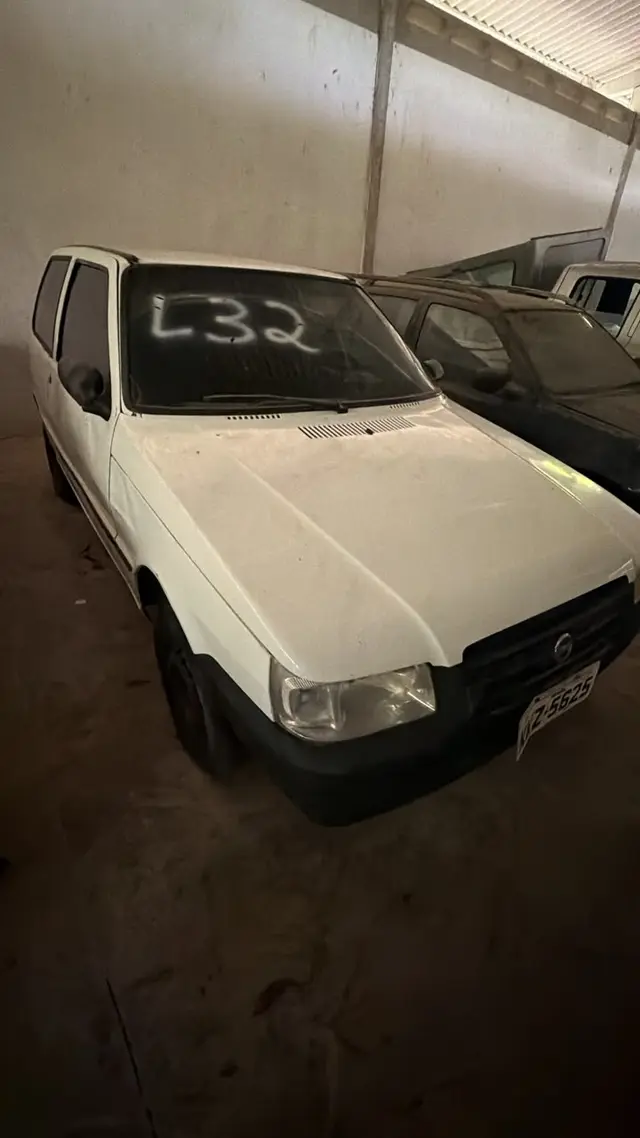 FIAT/UNO MILLE FIRE - ANO/MODELO: 2004/2005 – PLACA: KKZ5625 – RENAVAM: 844117668 – COMBUSTÍVEL: GASOLINA – COR: BRANCA