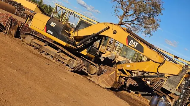 ESCAVADEIRA HIDRÁULICA MARCA CATERPILLAR MODELO 320DL; ANO 2017; CABINE FECHADA - EQUIP. FUNCIONANDO