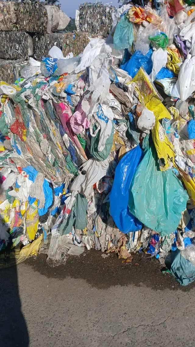 LOTE 08: PLÁSTICO COLORIDO APROX 5.500KG