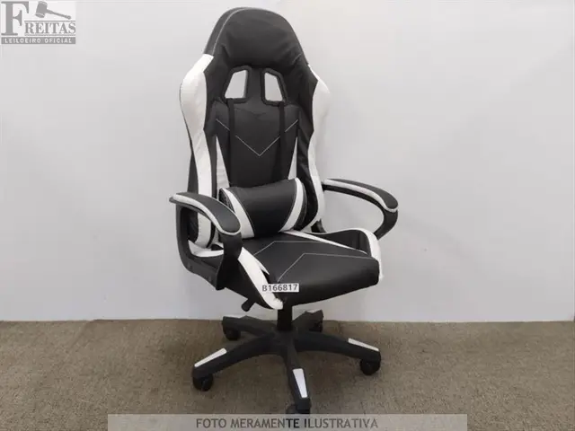 LOTE COM 01 CADEIRA GAMER BLACK/WHITE GIRATÓRIA COURO SINTÉTICO APOIO DE BRAÇOS RODAS EM NYLON