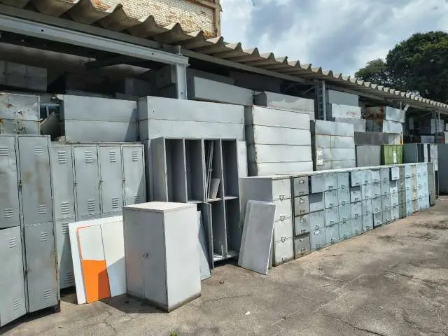 Móveis e cofres de aço usados