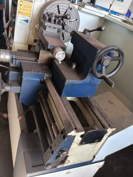 TORNO MECÂNICO CONVENCIONAL; MARCA IMOR/ROMI; MODELO IMOR-520 - EQUIP. FUNCIONANDO