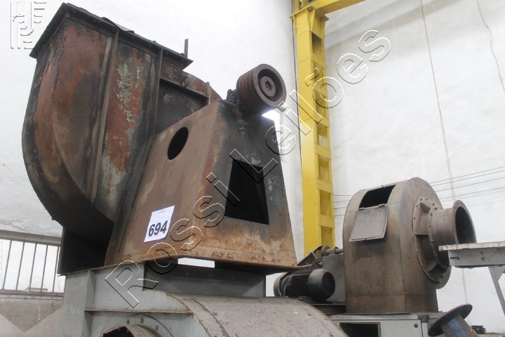 2 EXAUSTORES (APENAS 1 COM MOTOR)