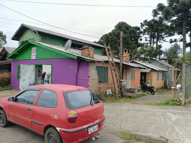 Três casas, localizadas na Rua Presidente João Goulart, nº 466, bairro Canelinha, com área total de 196,20m²
