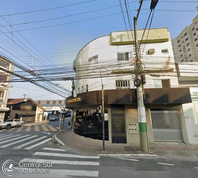 Prédio de esquina com 3 apartamentos e 4 salas comerciais, no Centro, em Brusque/SC