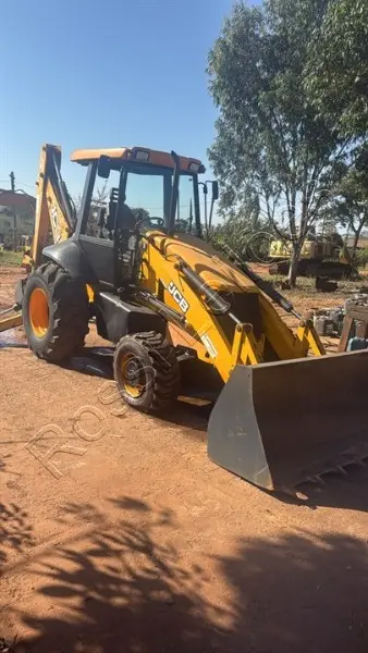 [ VÍDEOS ] RETROESCAVADEIRA JCB ANO 2012 - TRAÇADA NO ESTADO