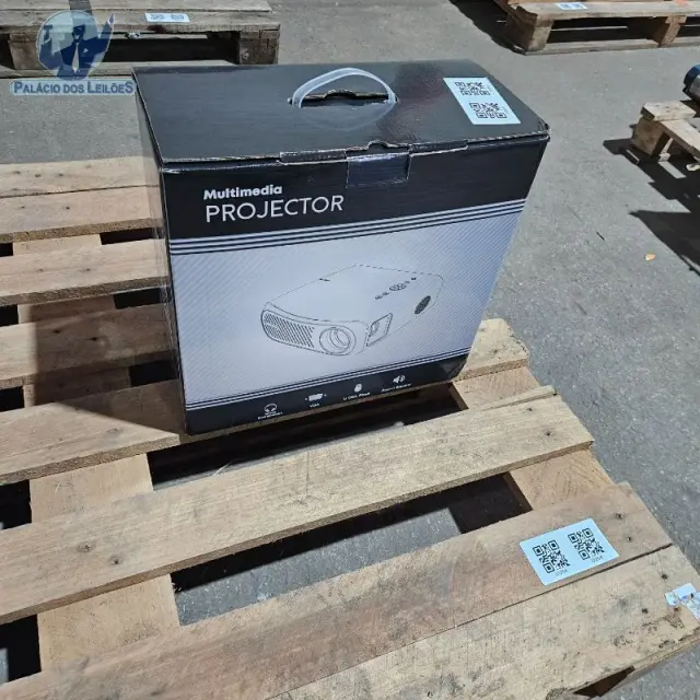 01 projetor multimídia LED EUG 900D, série AB, alimentação AC 100 a 240 V, com controle remoto e cabo de alimentação.