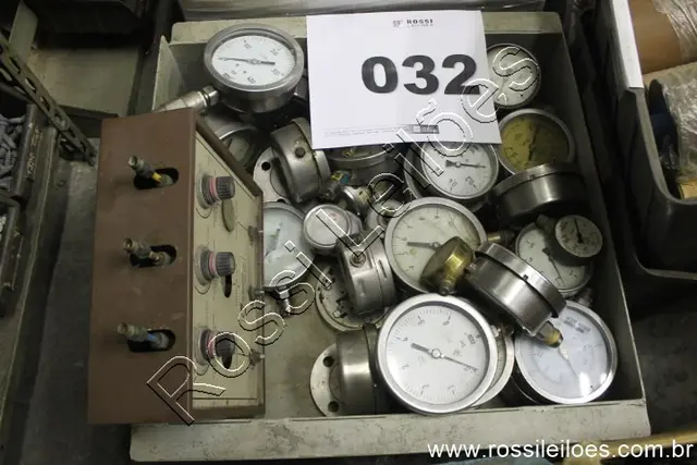 APROX. 51 MANÔMETROS ANALÓGICOS DIVERSOS E 27 VÁLVULAS REGULADORAS DE GASES NO ESTADO EM QUE SE ENCO…