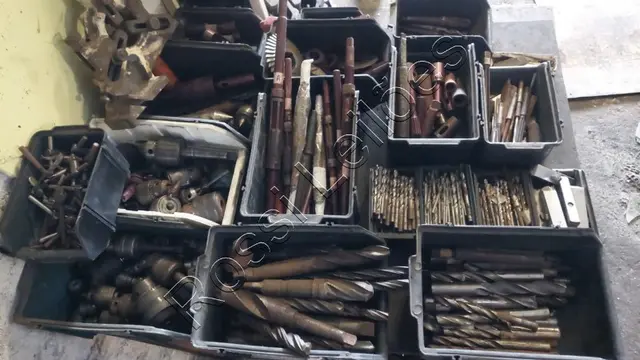 LOTE COM MATERIAL DE USINAGEM DIVERSOS SENDO