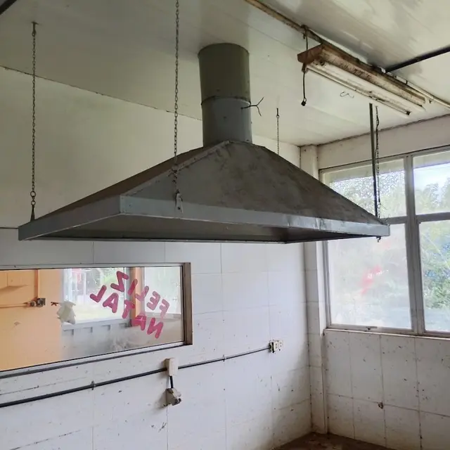 Lote composto por 03 conjuntos de mesas para refeitório