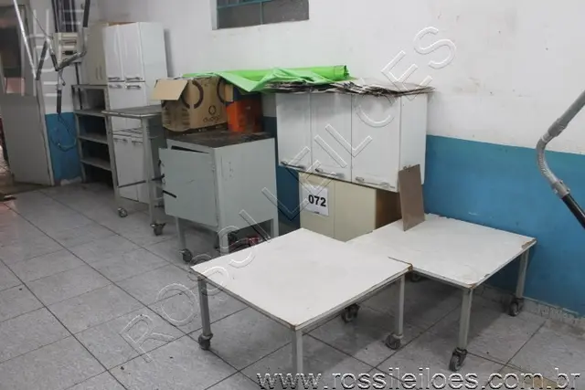 COFRE, 2 ARMÁRIOS BAIXOS EM MADEIRA, 1 ARMÁRIO METÁLICO C/ 6 PORTA, 1 ARMÁRIO METÁLICO C/ 3 PORTAS,…