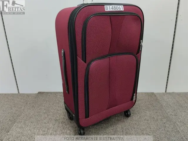 LOTE COM 01 MALA DE VIAGEM CONTHEY POLIÉSTER VERMELHA BOLSOS LATERAIS (M