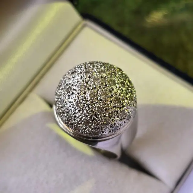 Um ANEL, pesando 9,6 gramas, em ouro branco 18 k, com quarenta e dois BRILHANTES