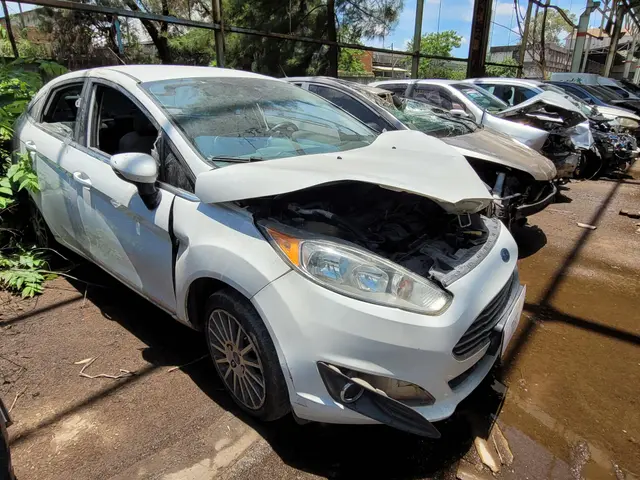 FORD FIESTA SD 1.6 2013 2014 - SINISTRADO