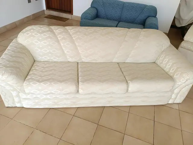 Lote 07 - 01 conjunto de estofado amarelo 2 e 3 lugares, avaliado em R$1.400,00.